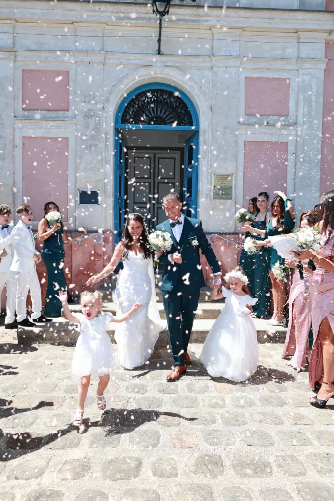 Cérémonie religieuse du mariage de Davina et Sam dans le jardin du Domaine du Parc de Pontcarré
