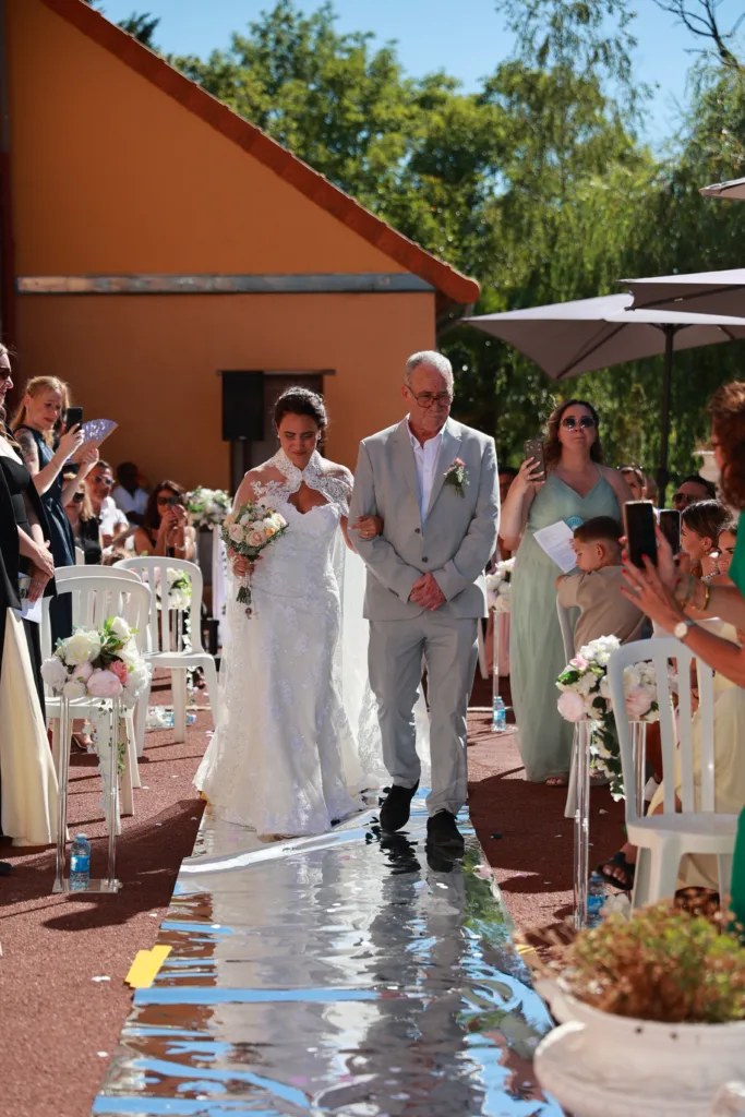 Cérémonie religieuse du mariage de Davina et Sam dans le jardin du Domaine du Parc de Pontcarré