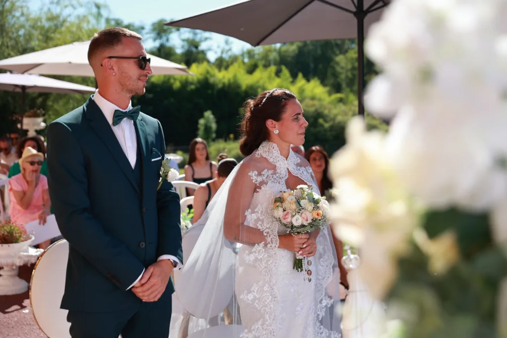 Cérémonie religieuse du mariage de Davina et Sam dans le jardin du Domaine du Parc de Pontcarré