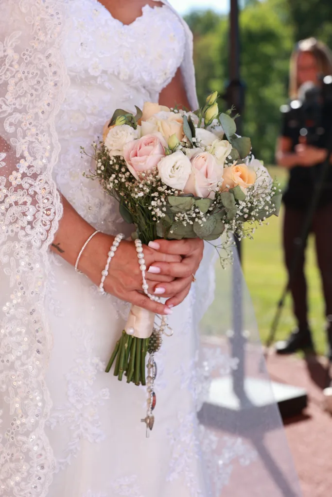 Cérémonie religieuse du mariage de Davina et Sam dans le jardin du Domaine du Parc de Pontcarré