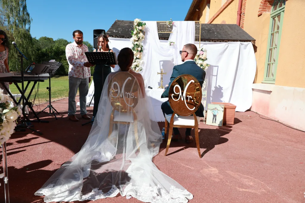 Cérémonie religieuse du mariage de Davina et Sam dans le jardin du Domaine du Parc de Pontcarré