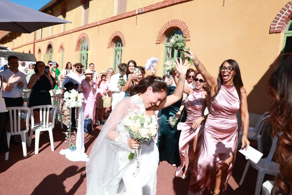 Cérémonie religieuse du mariage de Davina et Sam dans le jardin du Domaine du Parc de Pontcarré