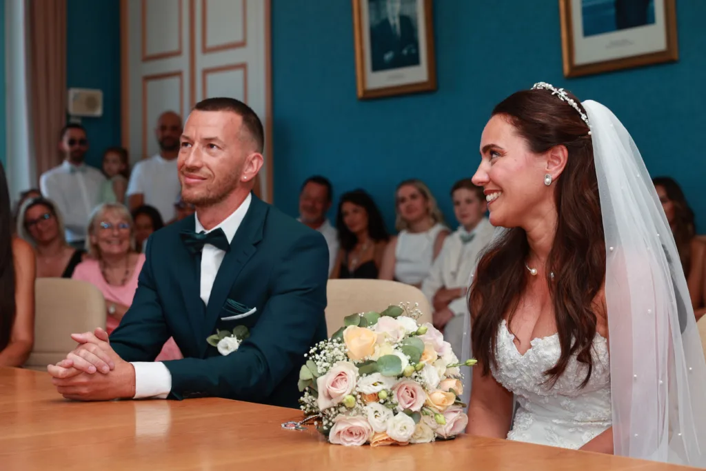 Cérémonie religieuse du mariage de Davina et Sam dans le jardin du Domaine du Parc de Pontcarré