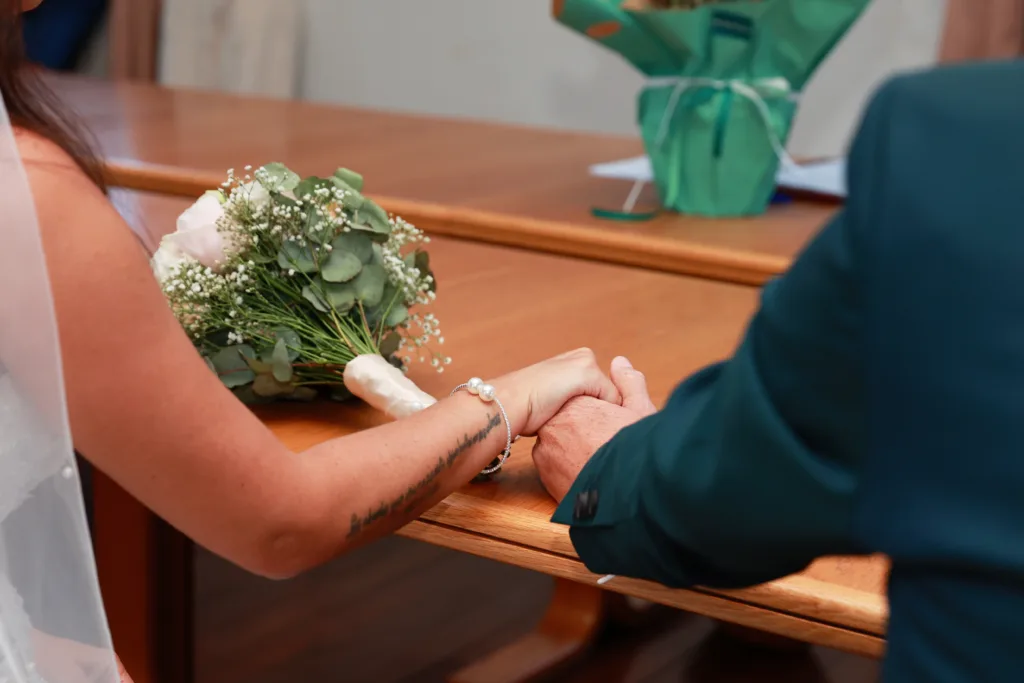 Cérémonie religieuse du mariage de Davina et Sam dans le jardin du Domaine du Parc de Pontcarré
