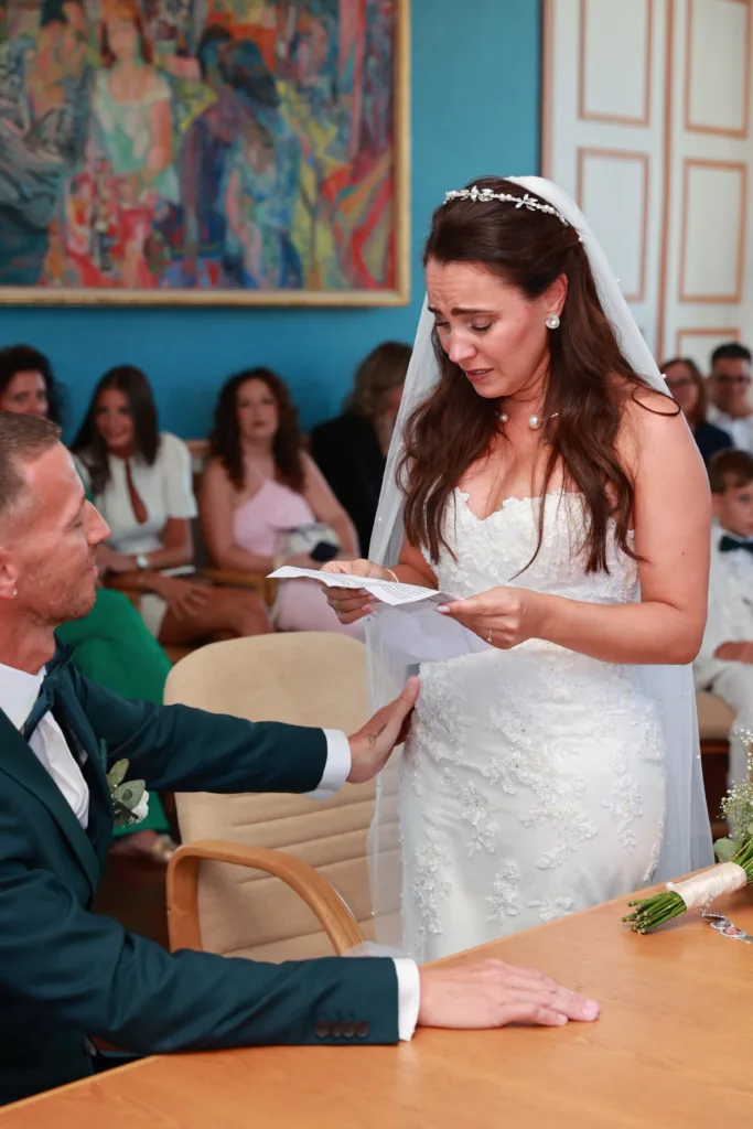 Cérémonie religieuse du mariage de Davina et Sam dans le jardin du Domaine du Parc de Pontcarré