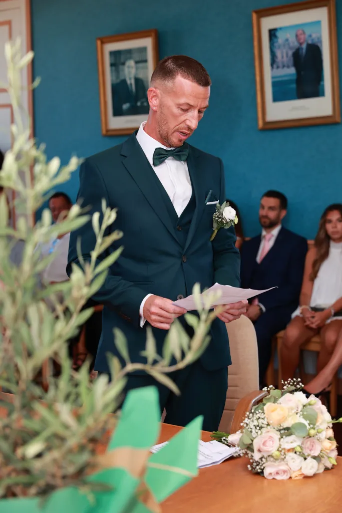 Cérémonie religieuse du mariage de Davina et Sam dans le jardin du Domaine du Parc de Pontcarré