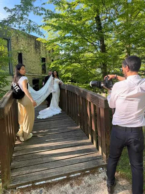 Ersin et Sevda pendant une séance photo de mariés sur un pont