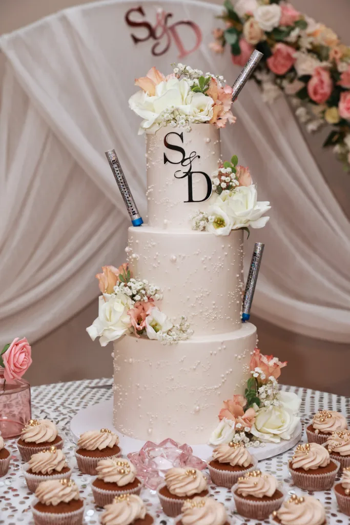 Découpe du gâteau au mariage de Davina et Sam