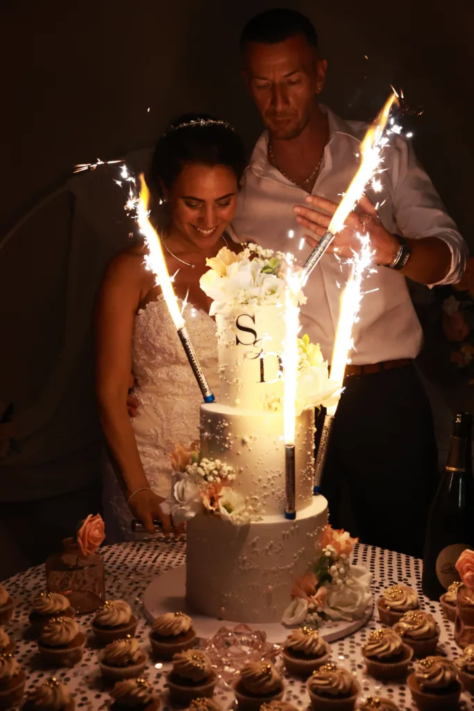 Découpe du gâteau au mariage de Davina et Sam