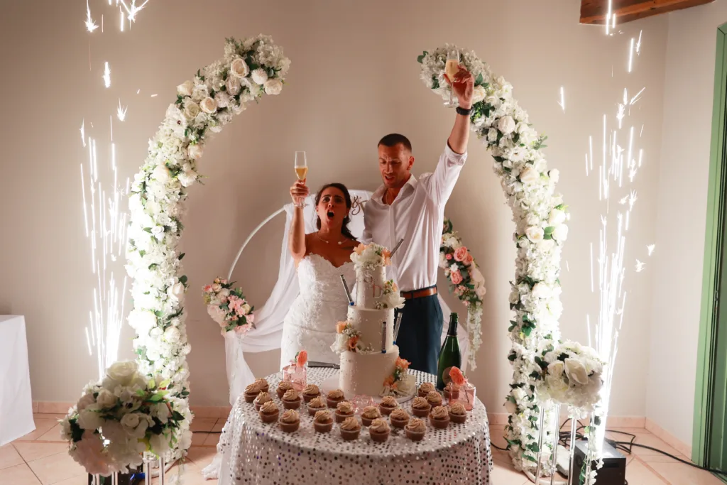 Découpe du gâteau au mariage de Davina et Sam