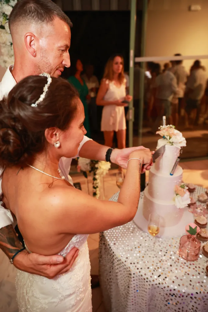 Découpe du gâteau au mariage de Davina et Sam