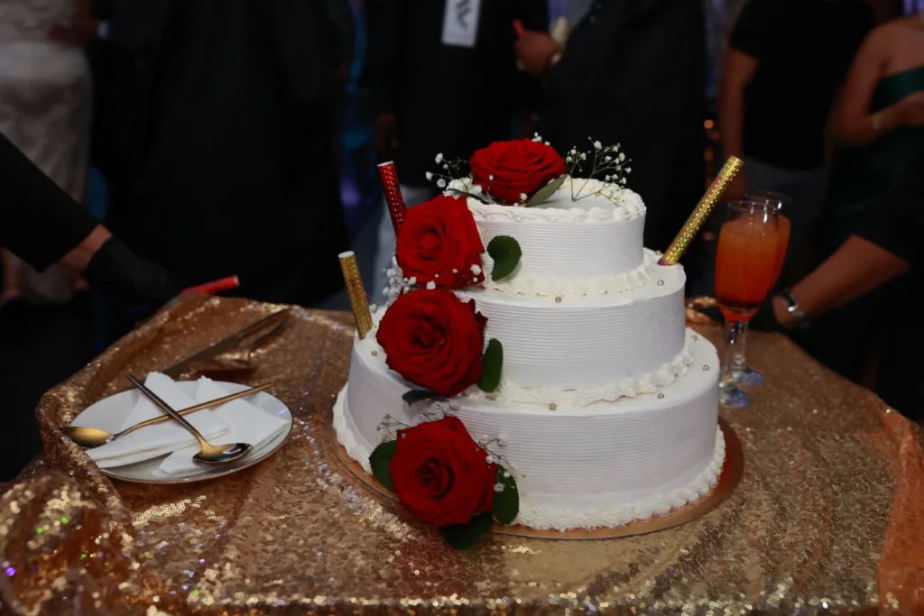 Découpe du gâteau au mariage d’Ilhème et Oussmane, Les Deux Magnolias à Ozoir-la-Ferrière