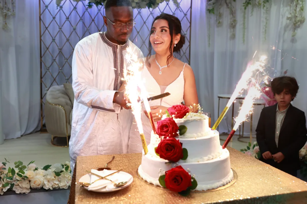 Découpe du gâteau au mariage d’Ilhème et Oussmane, Les Deux Magnolias à Ozoir-la-Ferrière